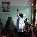 یک قابله در هلمند در پی خشونت خانواده‌گی خودکشی کرد