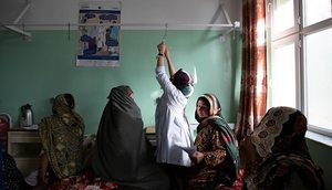 یک قابله در هلمند در پی خشونت خانواده‌گی خودکشی کرد