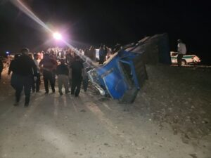 واژگونی موتر حامل مهاجران افغانستان در ایران؛ یک تن جان باخت و ۱۷ نفر زخمی شدند