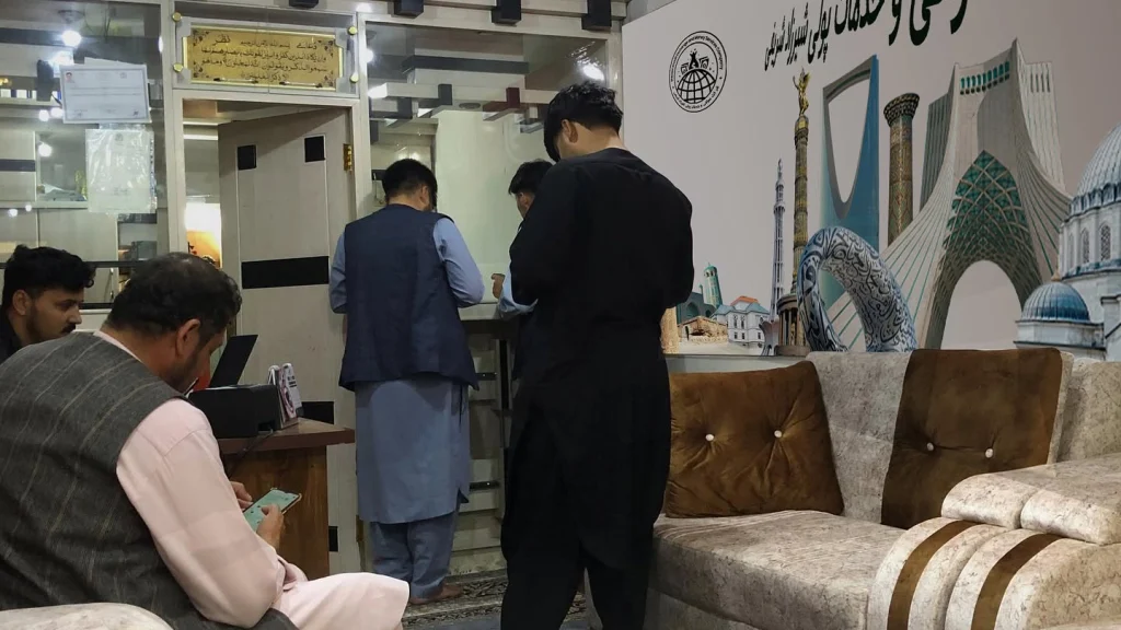طالبان بیش از ۵۰ صرافی را در بلخ بستند