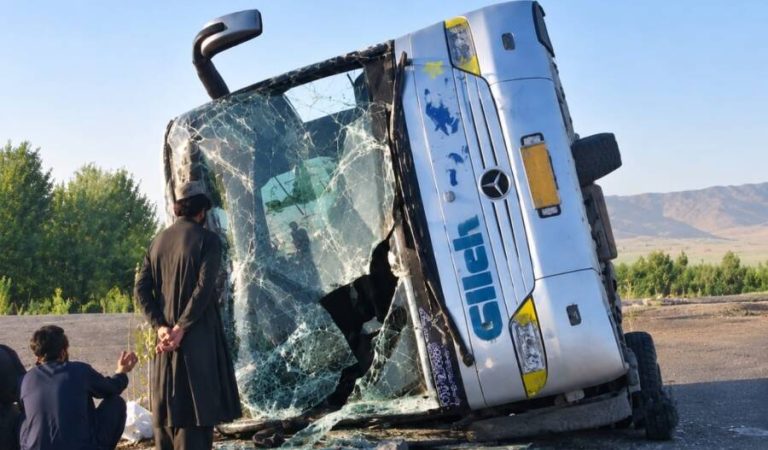 واژگونی بس مسافربری در قندوز؛ ۲۶ نفر زخمی شدند